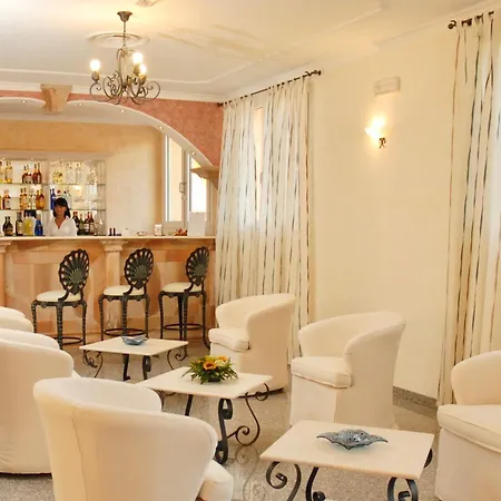 With Swimming Pool In La Maddalena, Breakfast Included Ξενοδοχείο