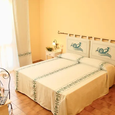 Ξενοδοχείο With Swimming Pool In La Maddalena, Breakfast Included Λα Μανταλένα