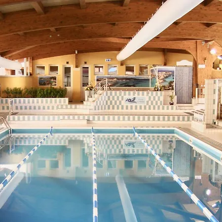 With Swimming Pool In La Maddalena, Breakfast Included Aparthotel 2*